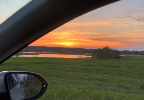 Ein Sonnenuntergang aus dem Auto heraus fotografiert