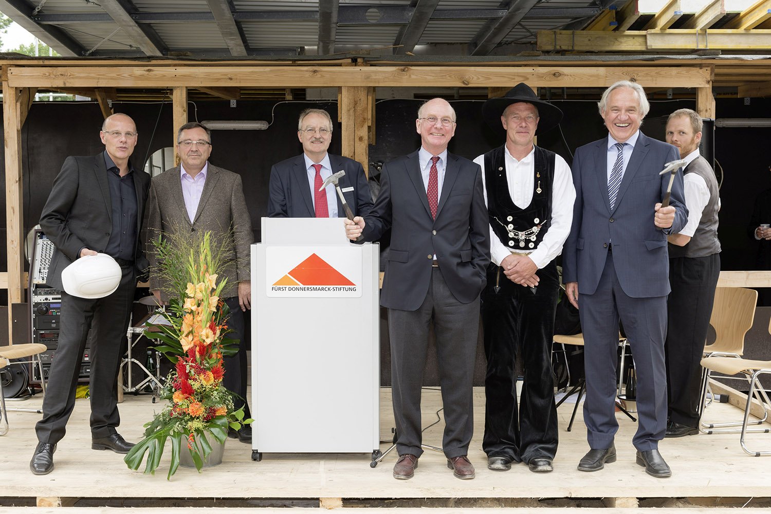 Gruppenfoto beim Richtfest des P.A.N. Zentrums - in der Mitte steht Guido Graf Henckel von Donnersmarck.