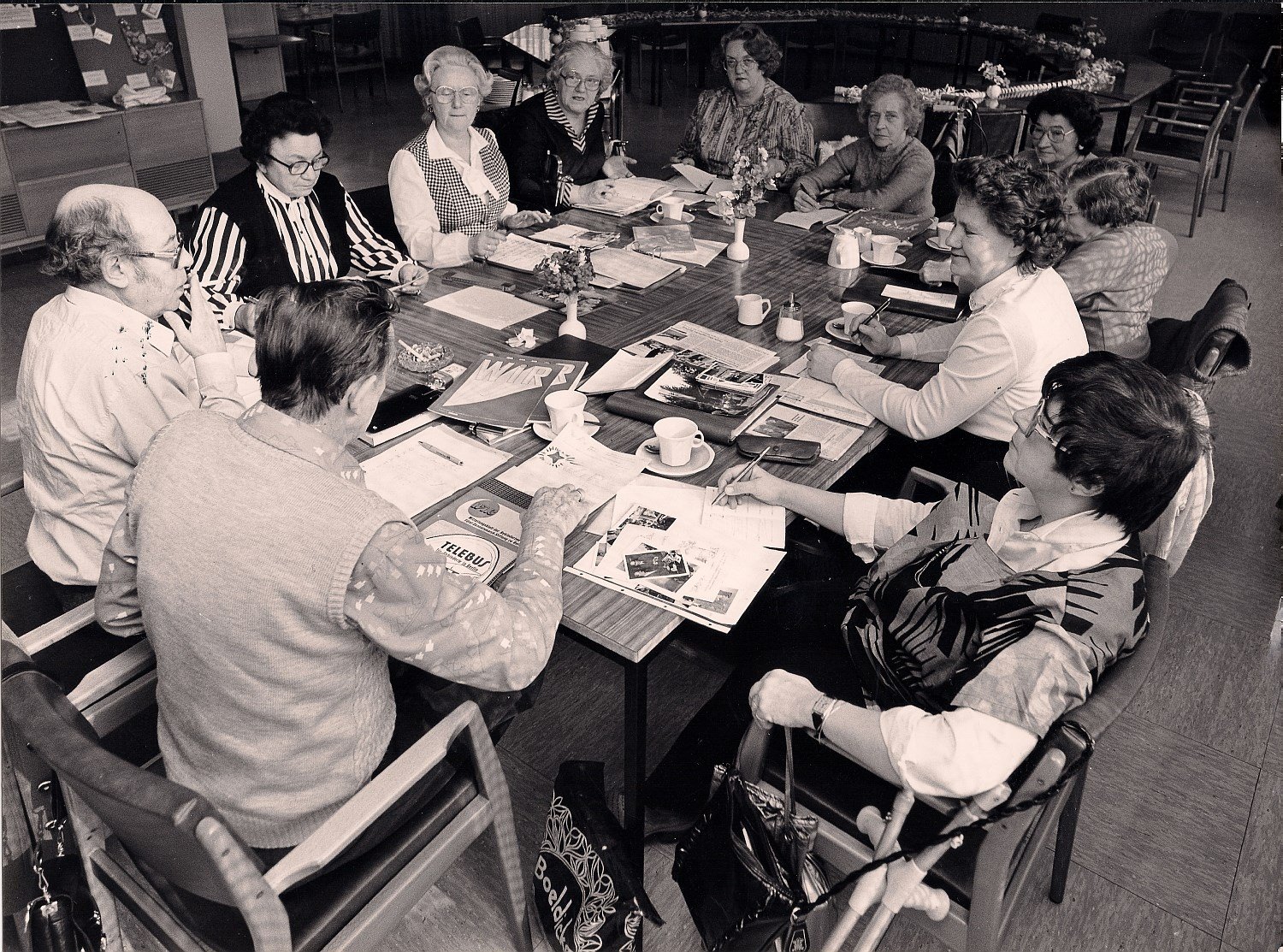 Historisches Schwarz-Weiß-Foto, das eine WIR-Redaktionssitzung in den frühen 80er Jahren zeigt.