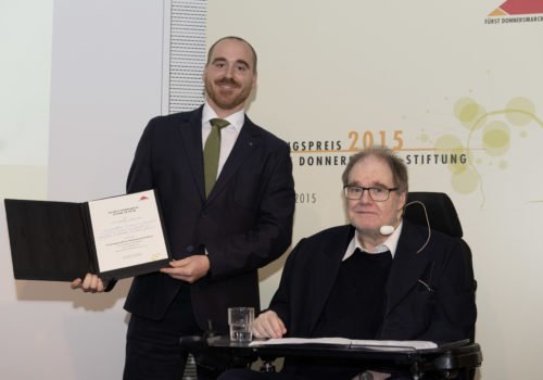 Christian Schlenstedt und Prof. Wegscheider bei der Forschungspreisverleihung 2015. Christian Schlenstedt hält die Urkunde seiner Belobigung in den Händen