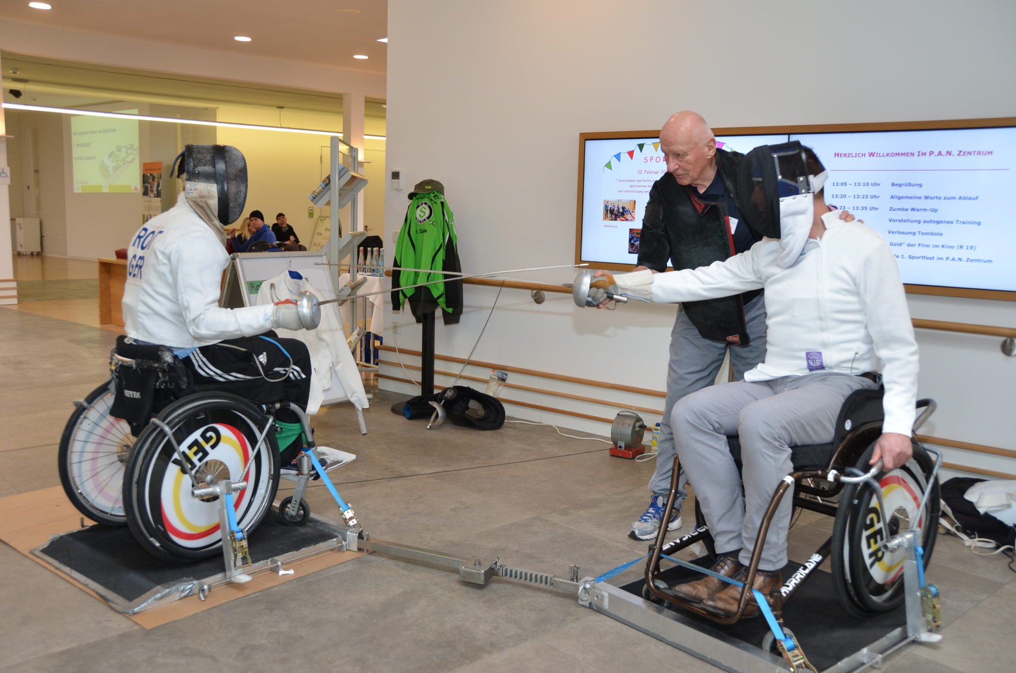 Zwei Rollstuhlfechter in voller Montur beim Sportfest im P.A.N. Zentrum 2017.
