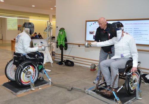 Zwei Rollstuhlfechter in voller Montur beim Sportfest im P.A.N. Zentrum 2017.