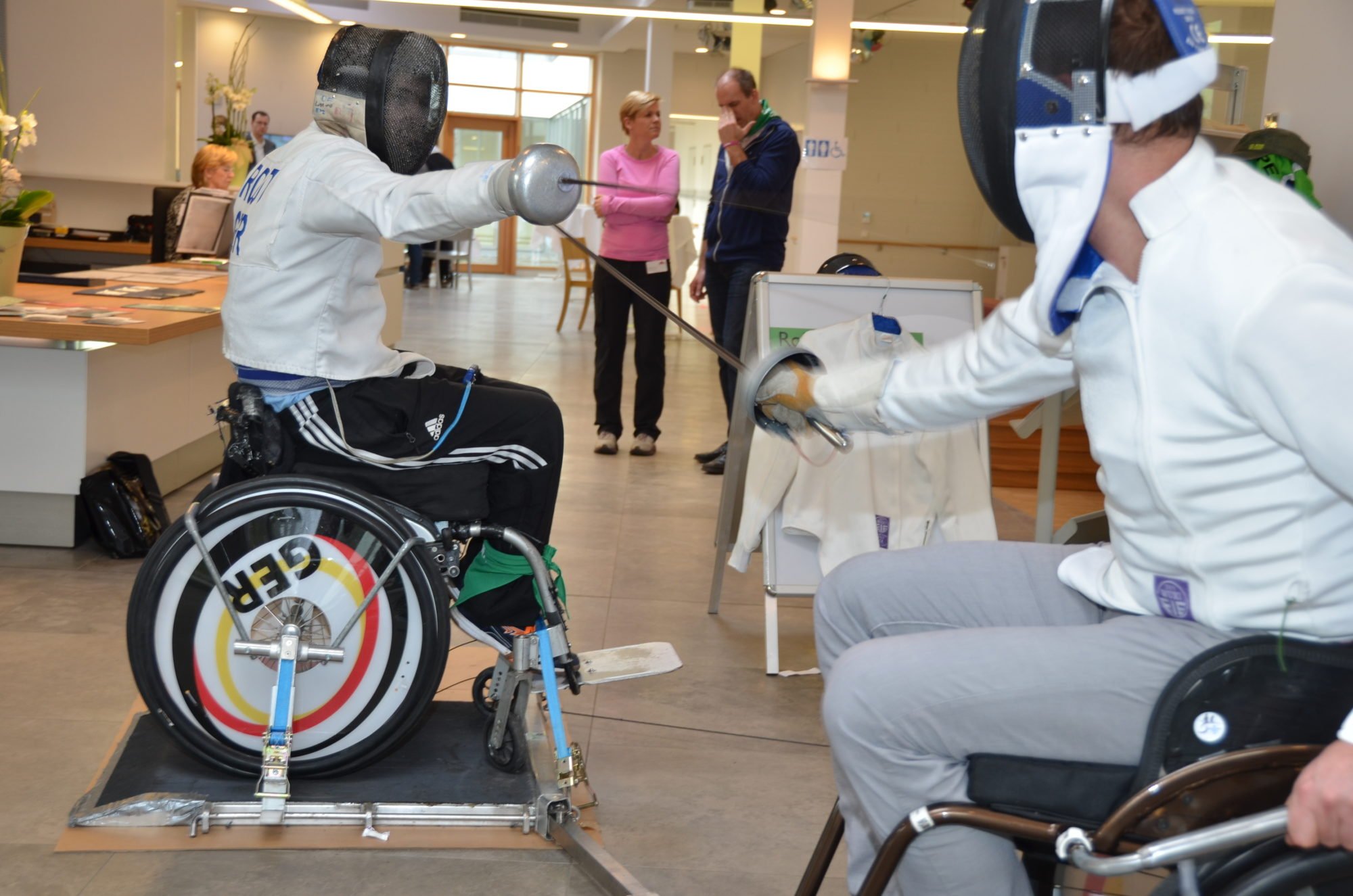 Zwei Rollstuhlfechter in voller Montur beim Sportfest im P.A.N. Zentrum 2017.