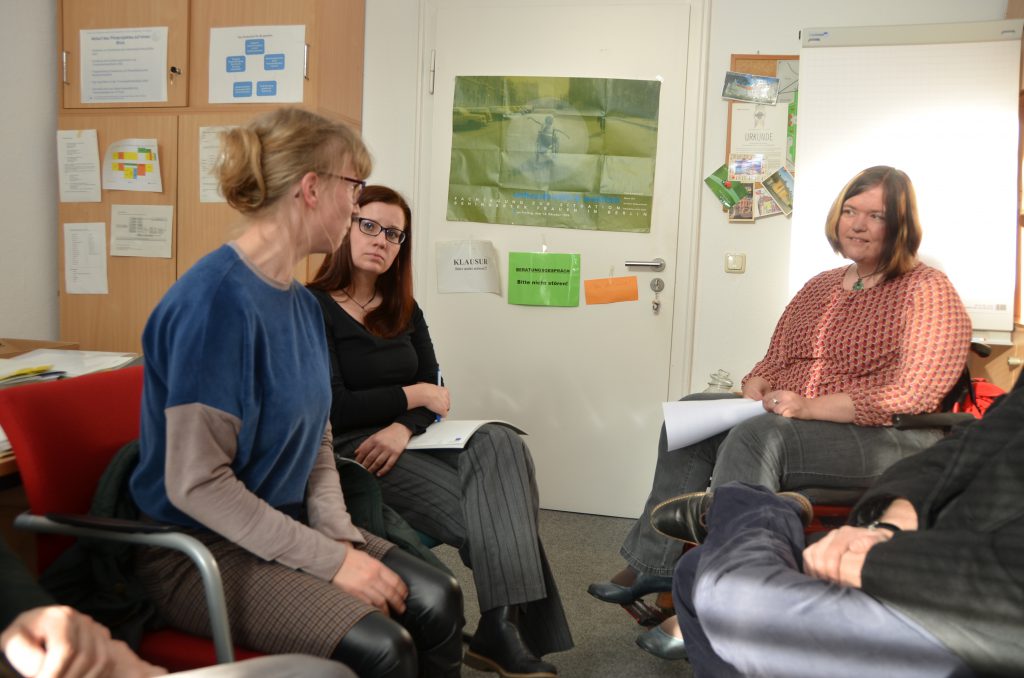 Interviewsituation in einem Büro der Uni Potsdam. Drei junge Damen - rechts WIR-Redakteurin Anna Koch.