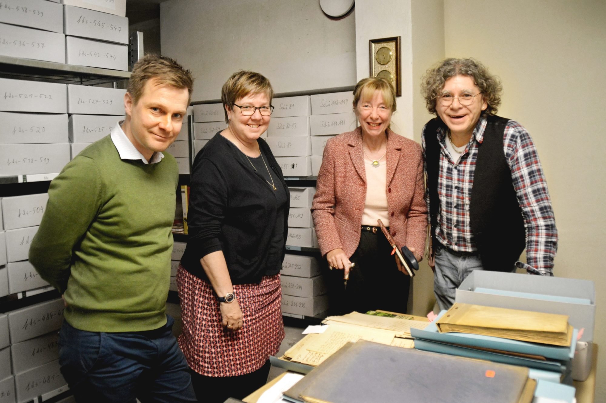 Vier Personen - zwei Männer und zwei Frauen - stehen im Archiv der Fürst Donnersmarck-Stiftung. Vor ihnen auf dem Tisch liegen mehrere alte Akten.
