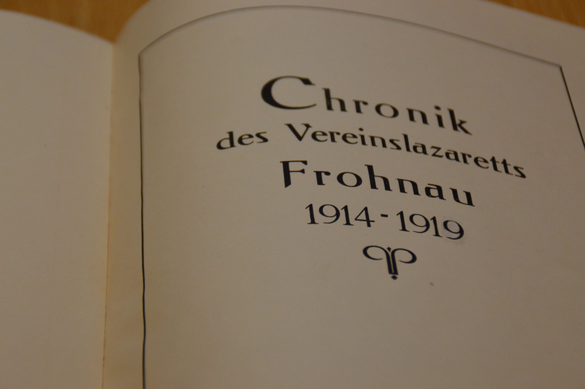 Aufgeschlagene Seite des Buches. In alter Schrift sieht man die Überschrift "Chronik des VEreinslazaretts Frohnau 1914 -1919"