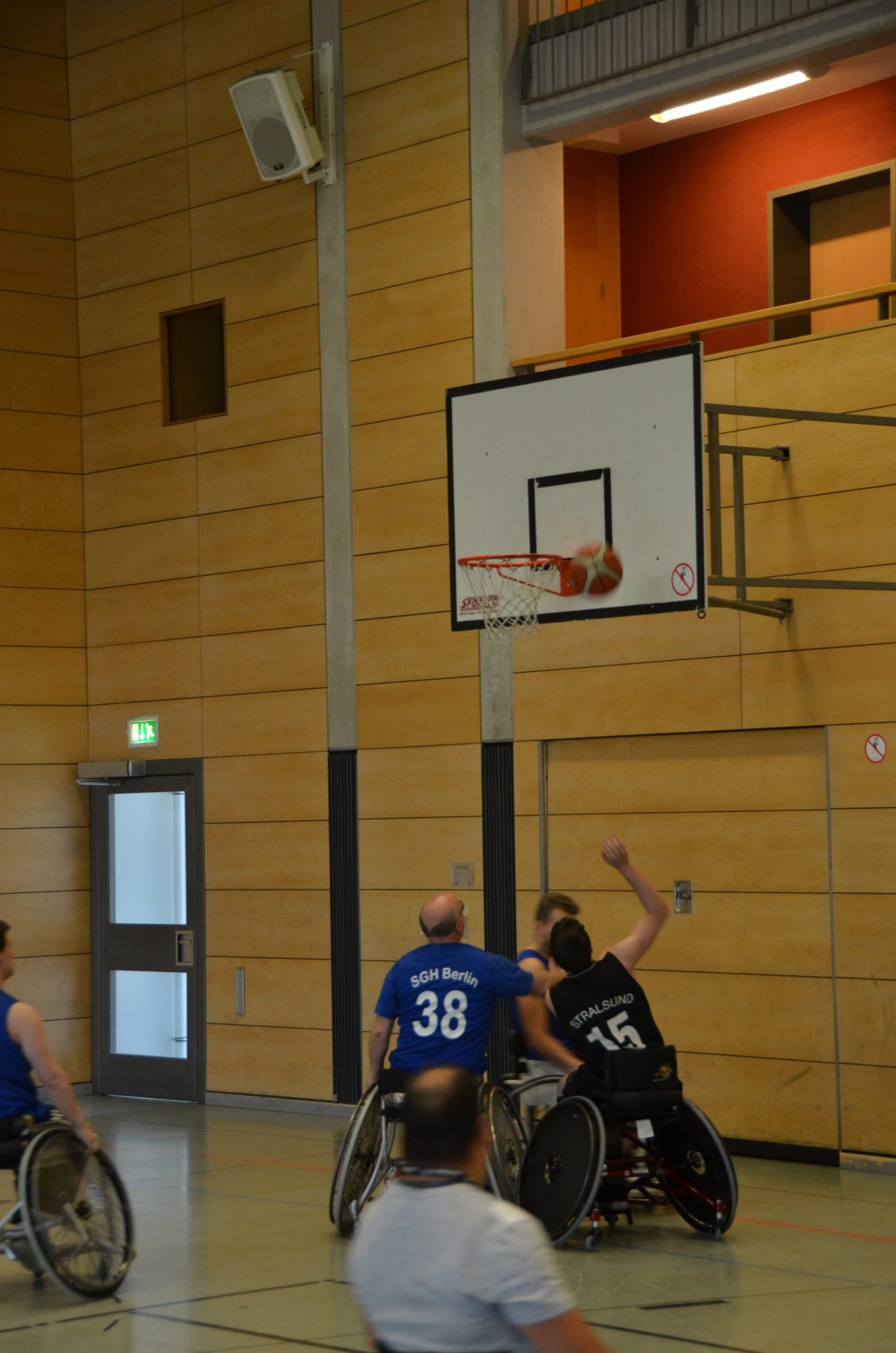 Korbszene. Der Ball ist auf dem Weg Richtung Ring und Netz!