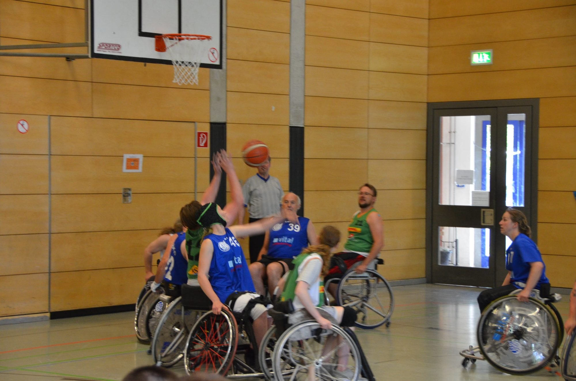 Luise-Guder-Cup im Juni 2019: Alle Hände gehen nach oben bei dieser Szene nahe des Korbes, um den Ball zu fangen.