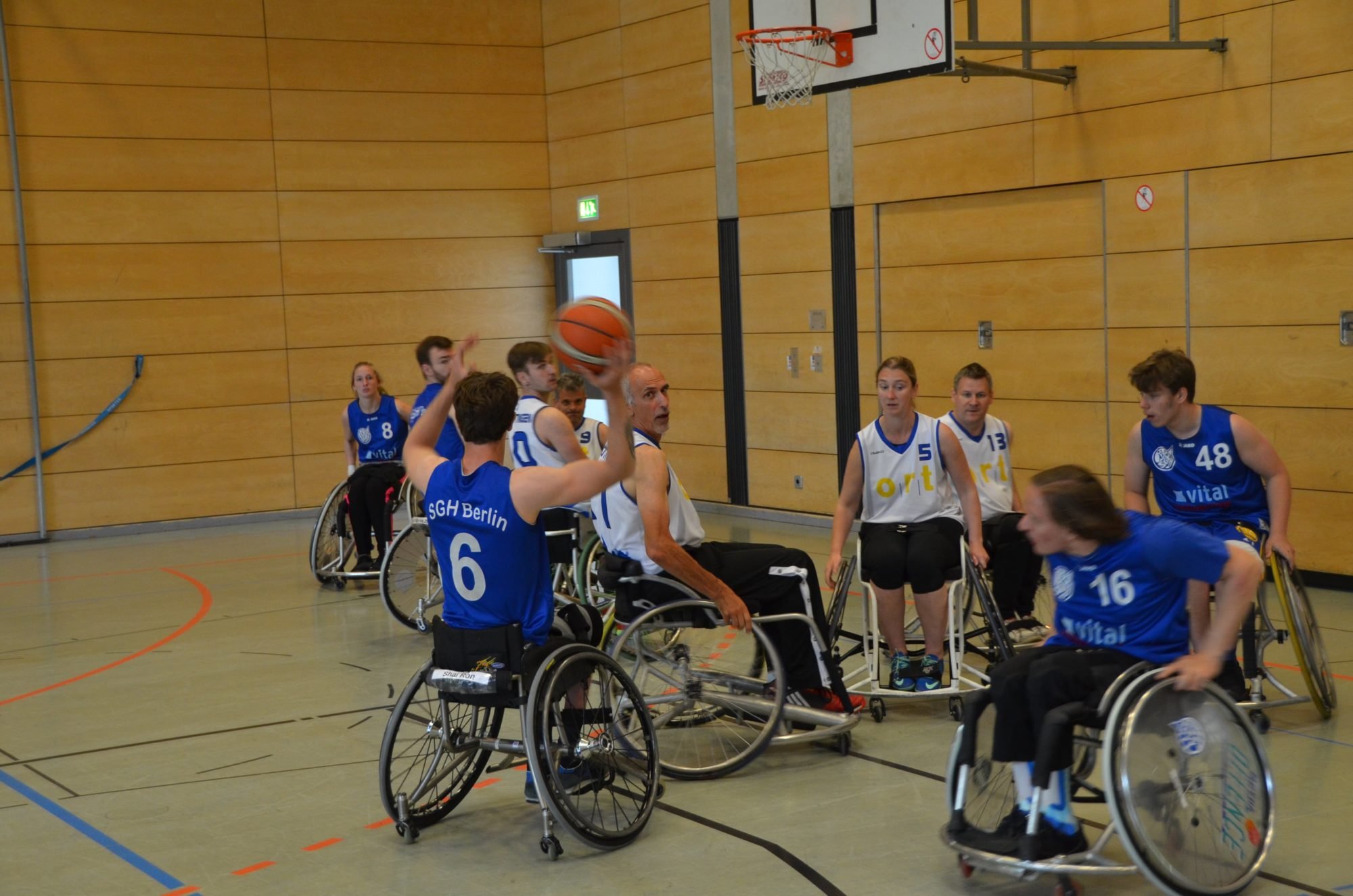 Ein Spieler der SGH Berlin wirft Richtung Korb.