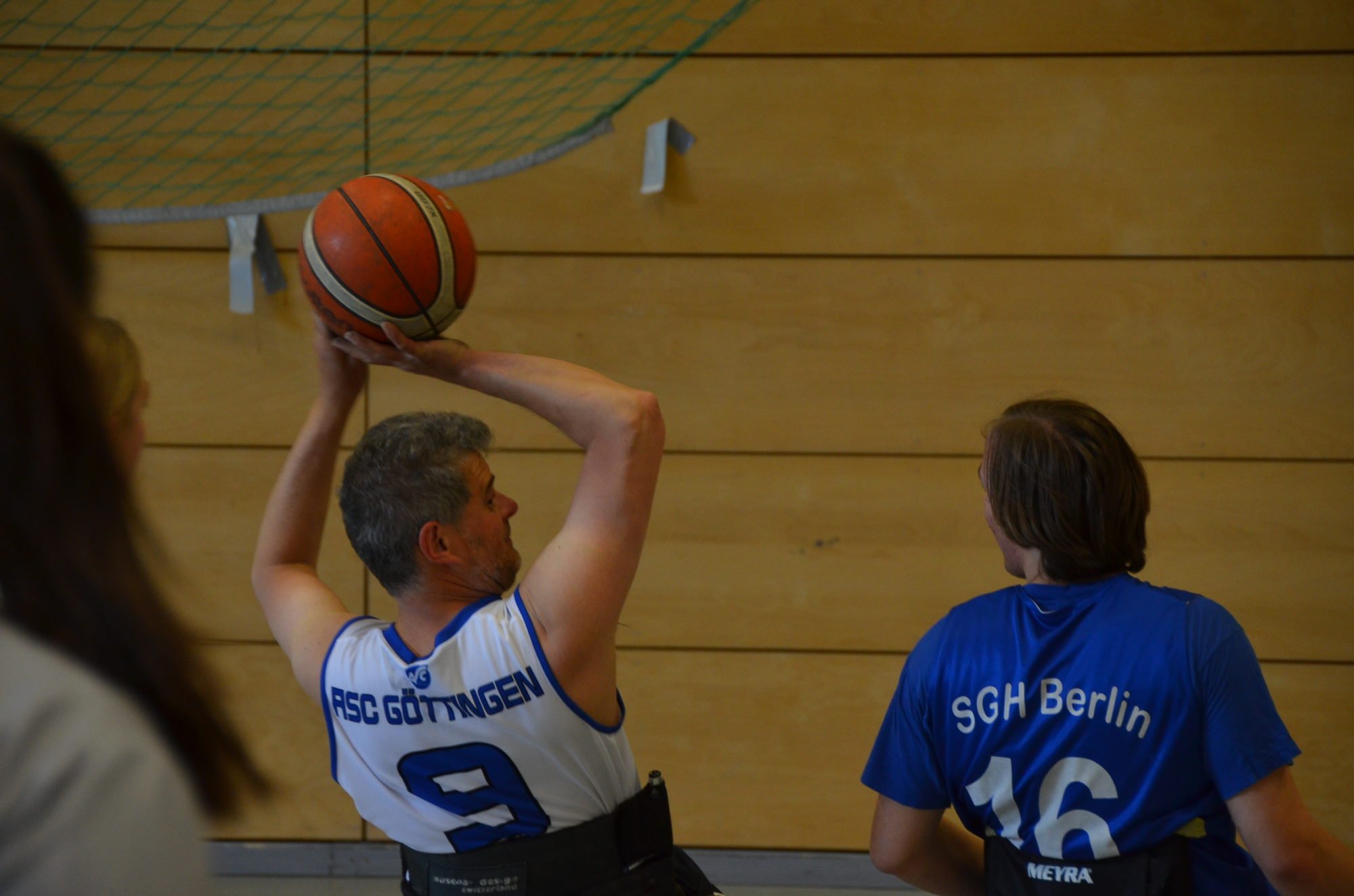 Ein Spieler des RSC Göttingen passt den Ball über den Kopf eines Gegenspielers hinweg.