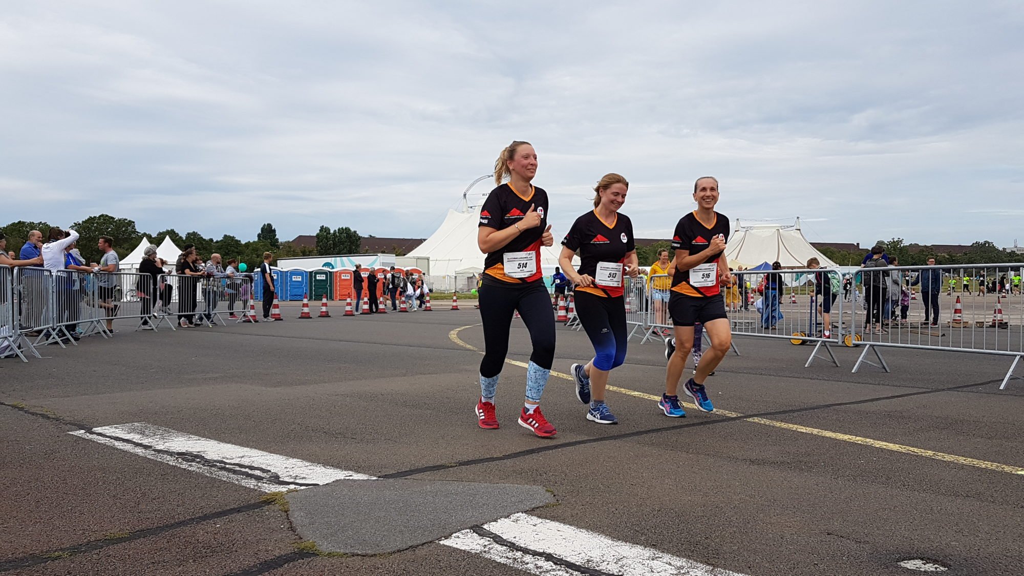 Drei Kolleginnen der Donnersmarckstiftung beim Zieleinlauf des 10km-Laufes.
