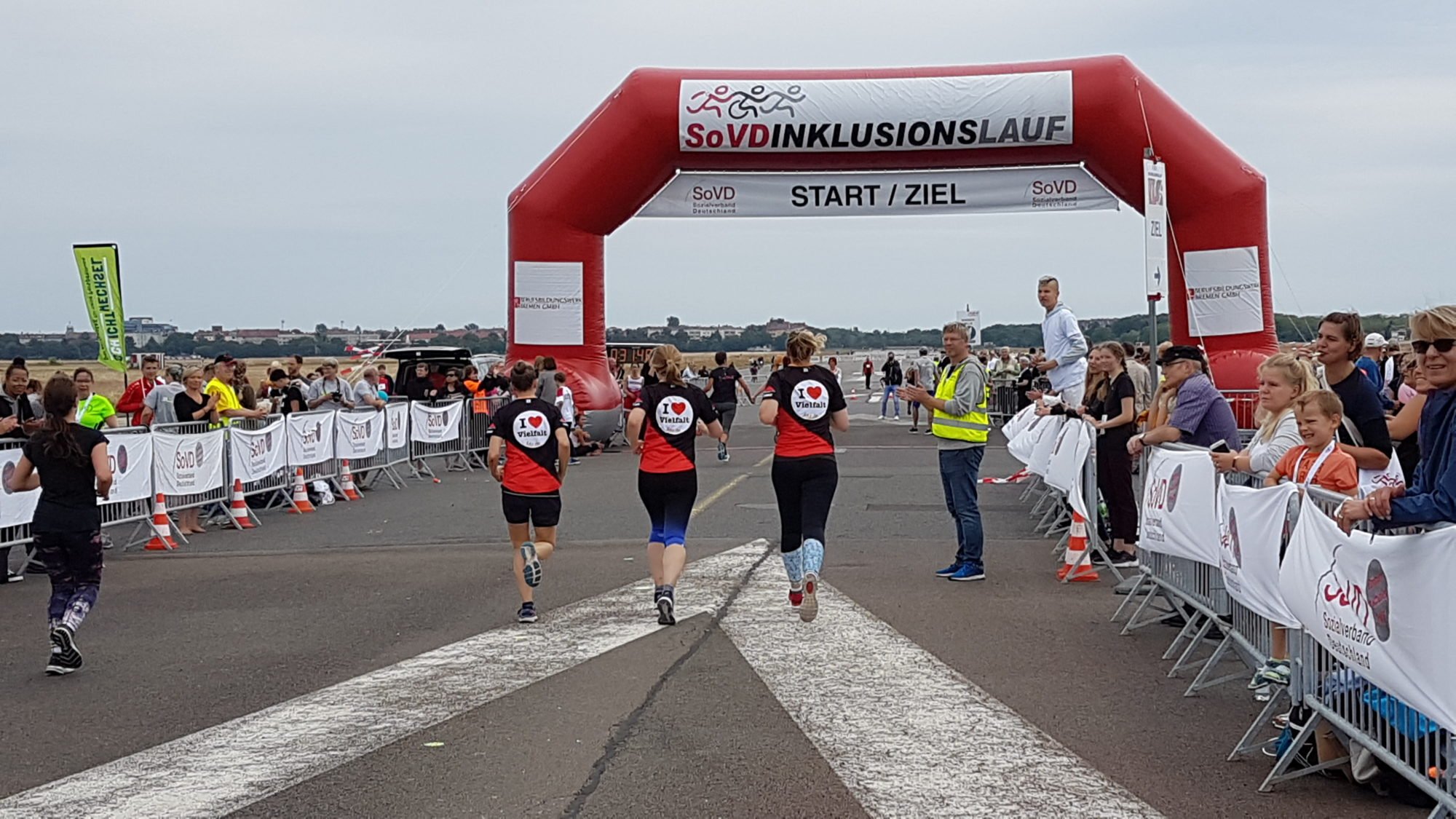 Drei Kolleginnen der Donnersmarckstiftung beim Zieleinlauf des 10km-Laufes.