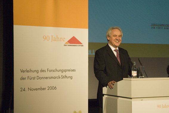 Wolfgang Schrödter am Rednerpult bei der Verleihung des Forschungspreises der Fürst Donnersmarck-Stiftung im Jahr 2006.