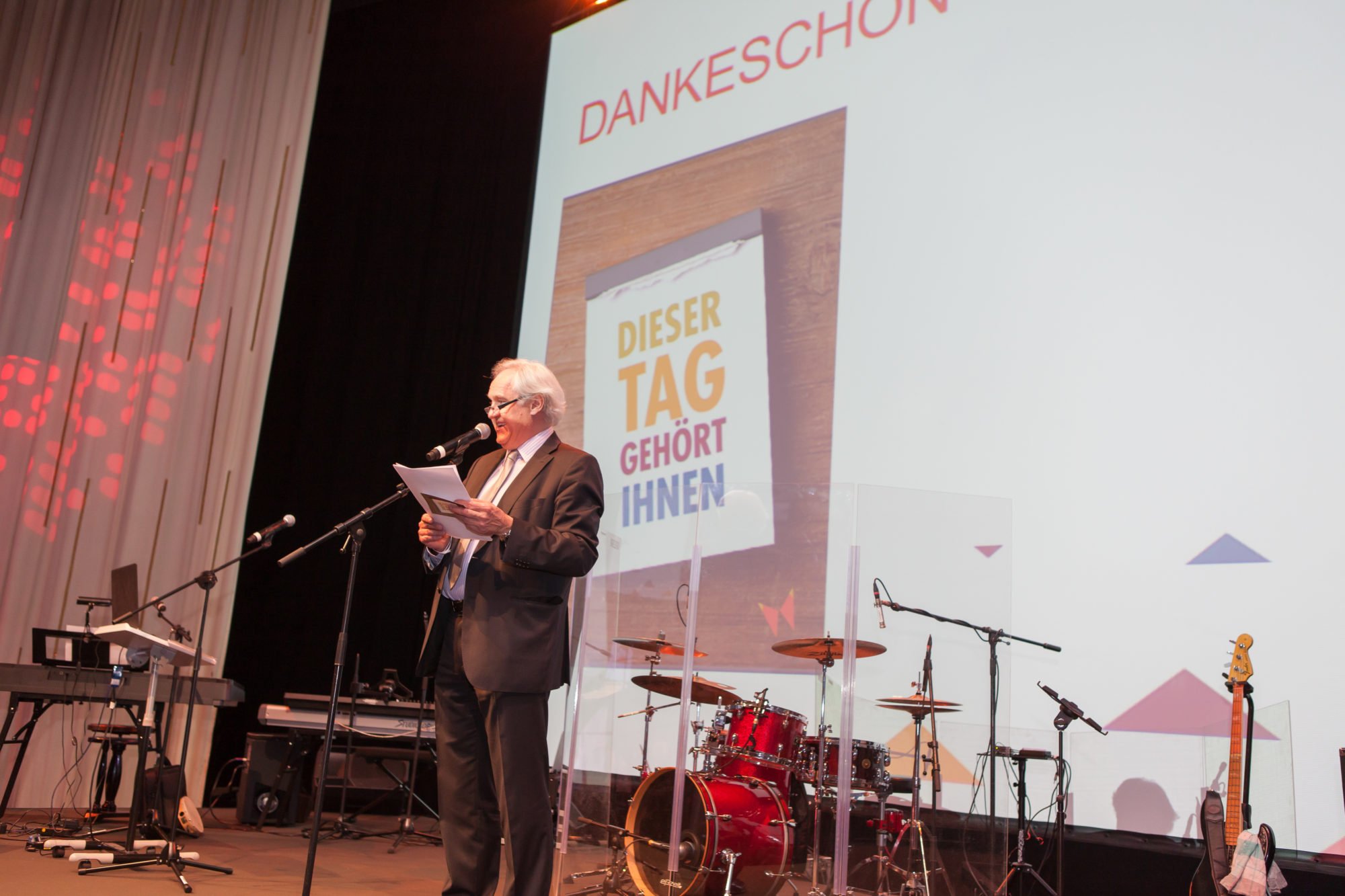Wolfgang Schrödter auf der Bühne beim Mitarbeiterfest zum 100-jährigen Jubiläum der Stiftung.