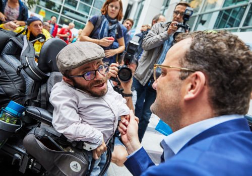 Raul Krauthausen diskutiert mit Jens Spahn über das GKV-IPReG