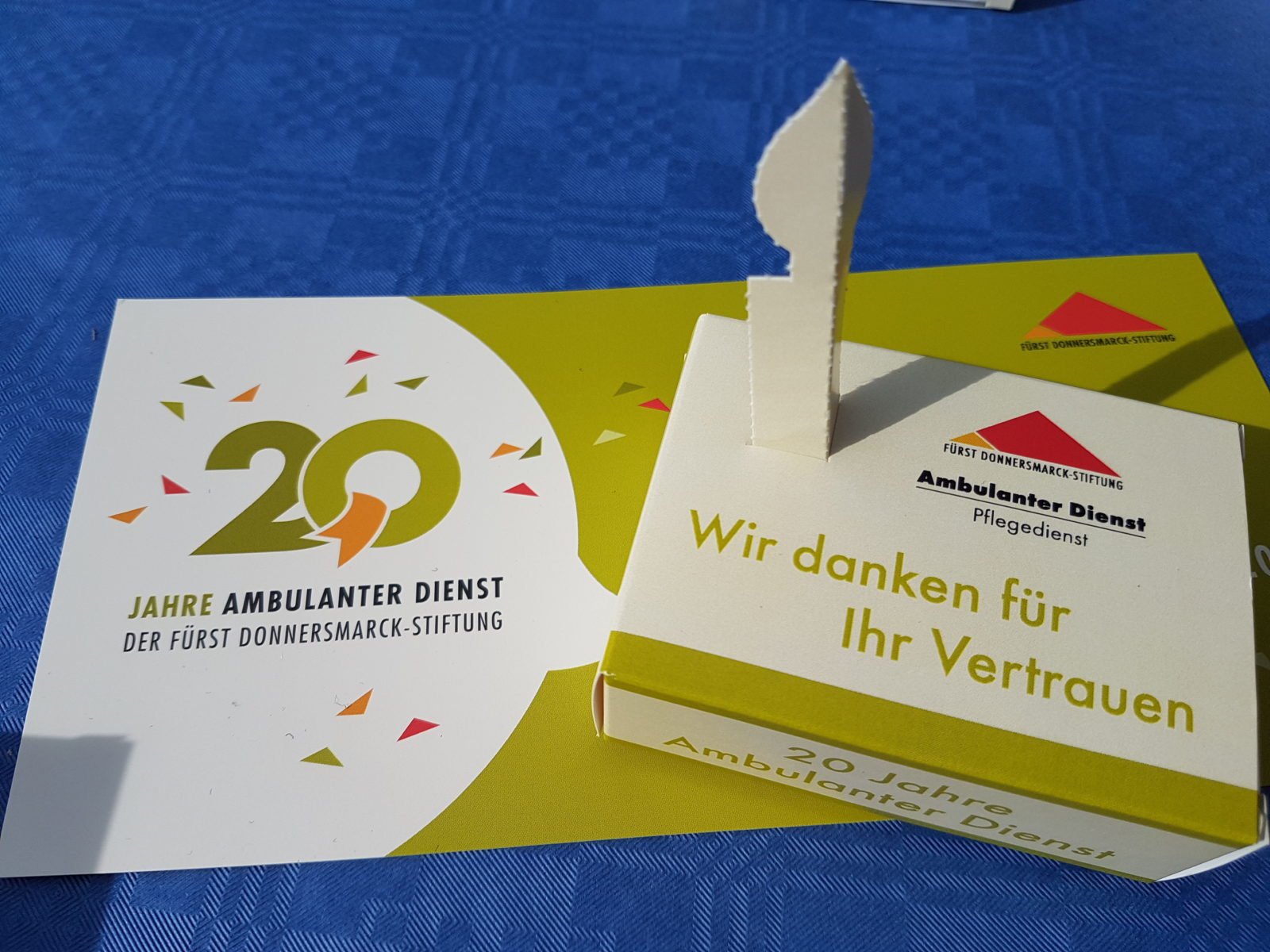 Die Geburtstagstorte sowie ein Flyer