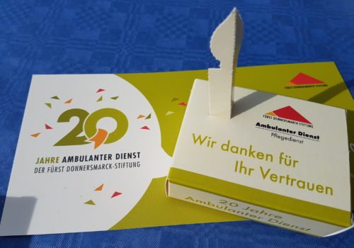 Die Geburtstagstorte sowie ein Flyer