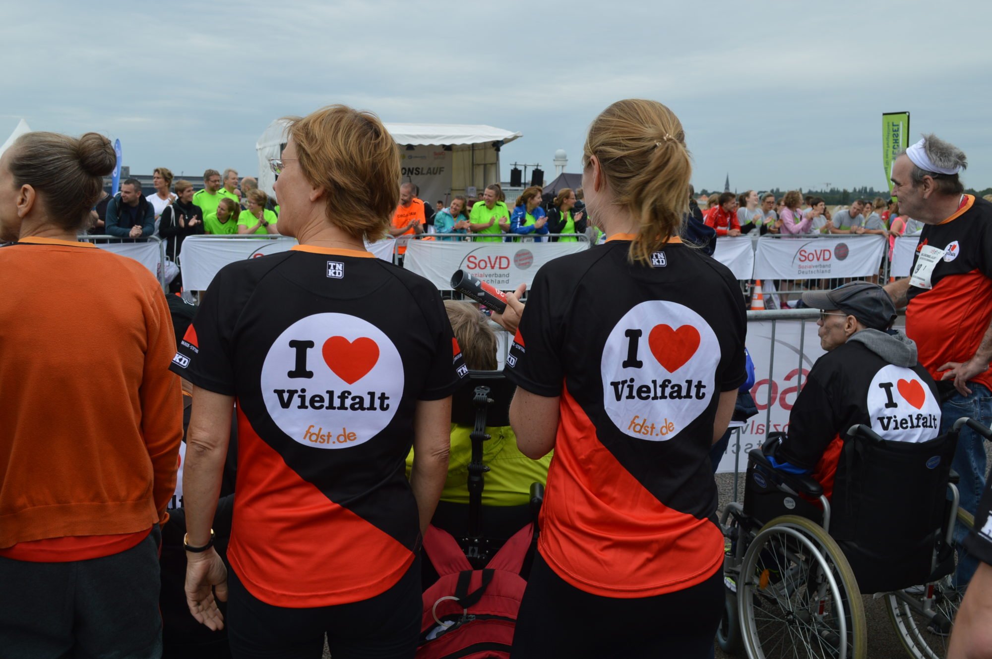 Teilnehmerinnen des Team FDST von hinten. Die Trikot-Aufschrift I love Vielfalt ist perfekt zu lesen.