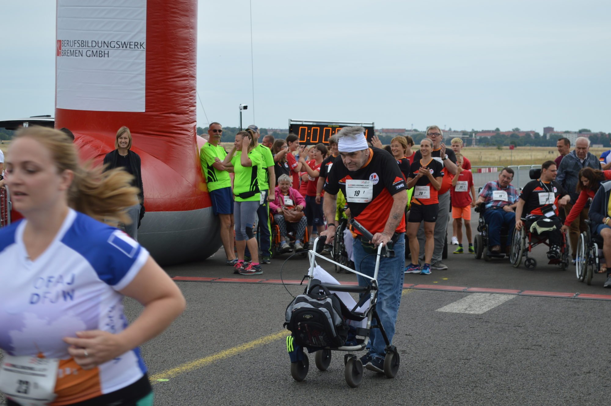Ein FDST-Läufer mit Rollator.
