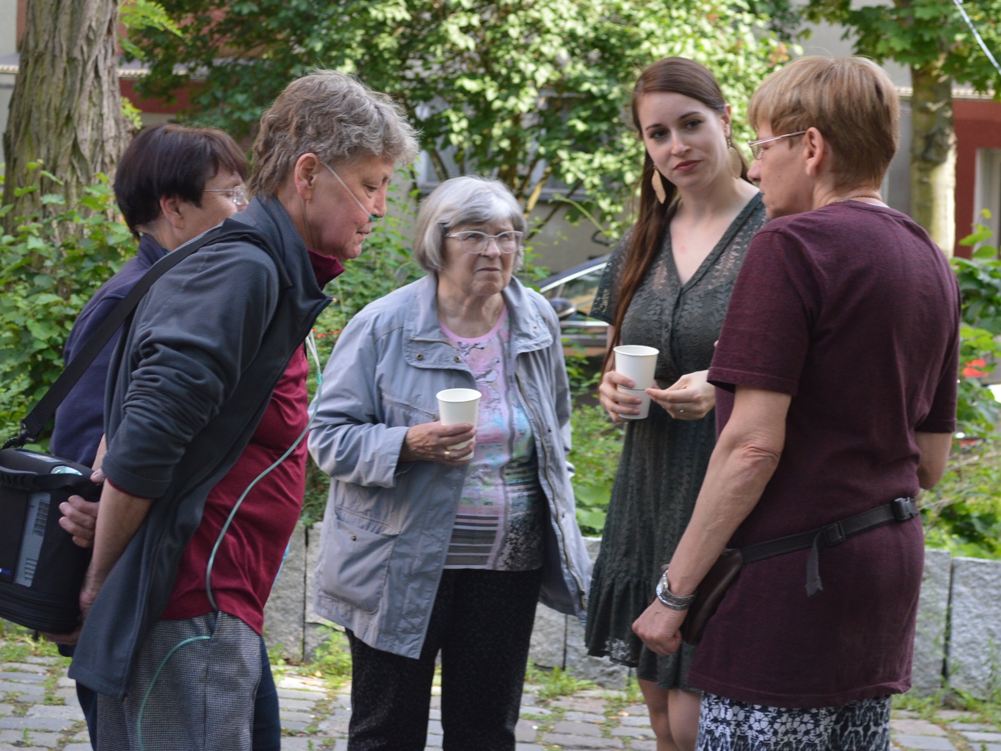 Angeregte Gespräche: fünf Frauen stehen im Kreis und unterhalten sich.