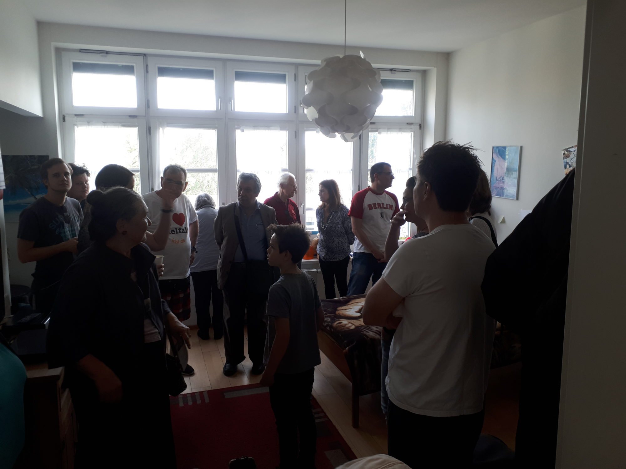 Nachbarinnen und Nachbarn werden durch die Räume des WmI geführt.
