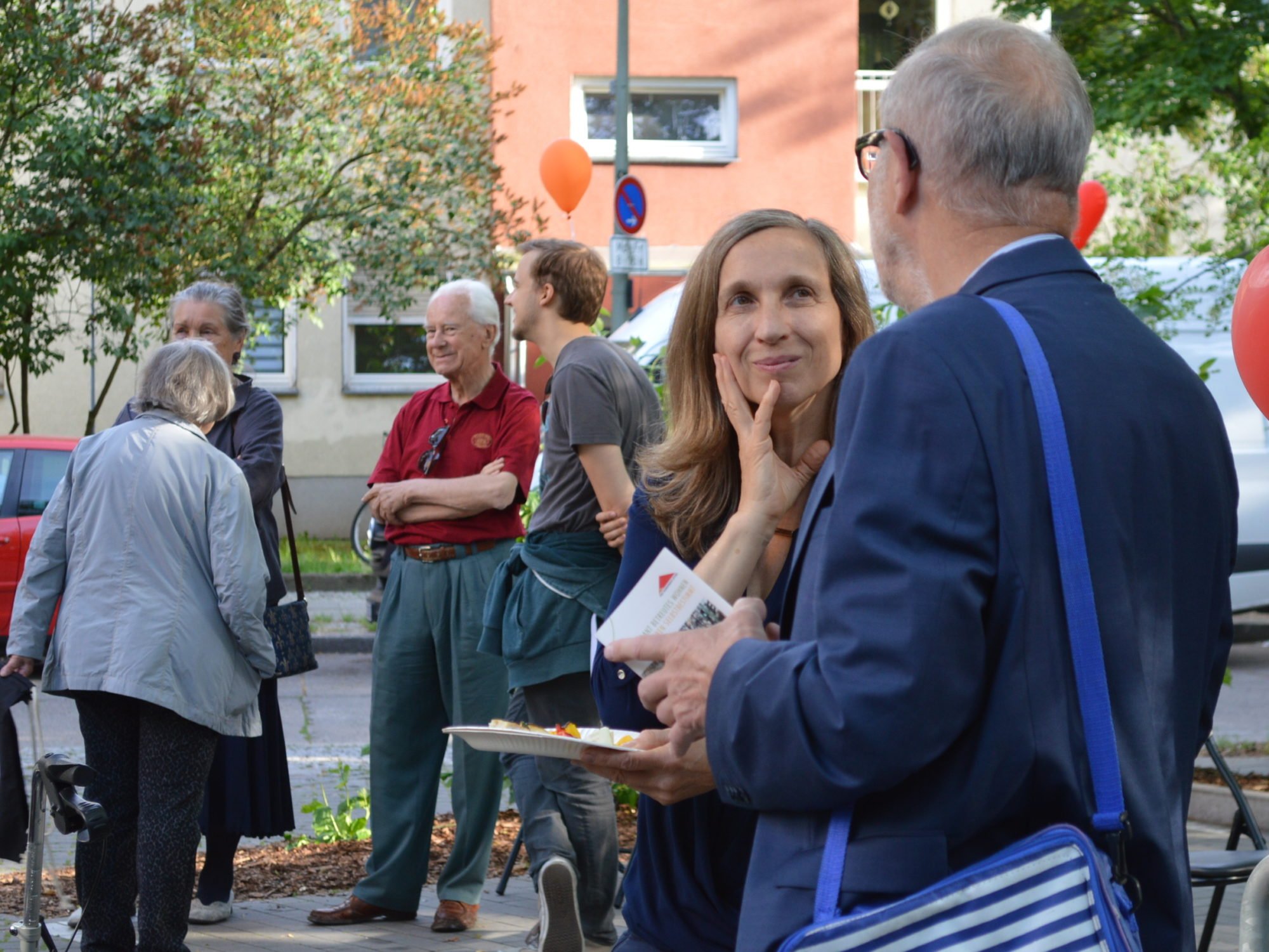 Mehr Menschen die sich in kleinen Gruppen unterhalten.