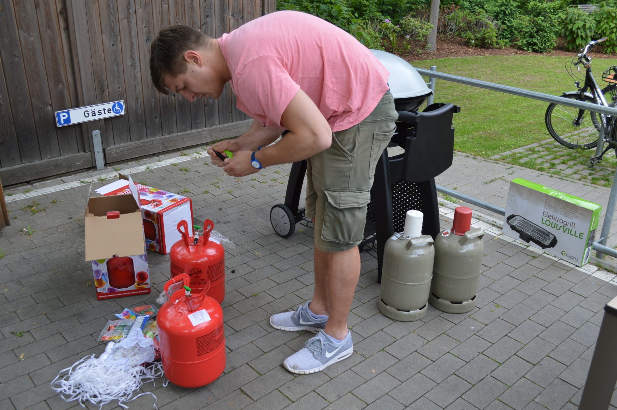 Der Gasgrill wird vorbereitet, damit niemand hungrig bleibt.