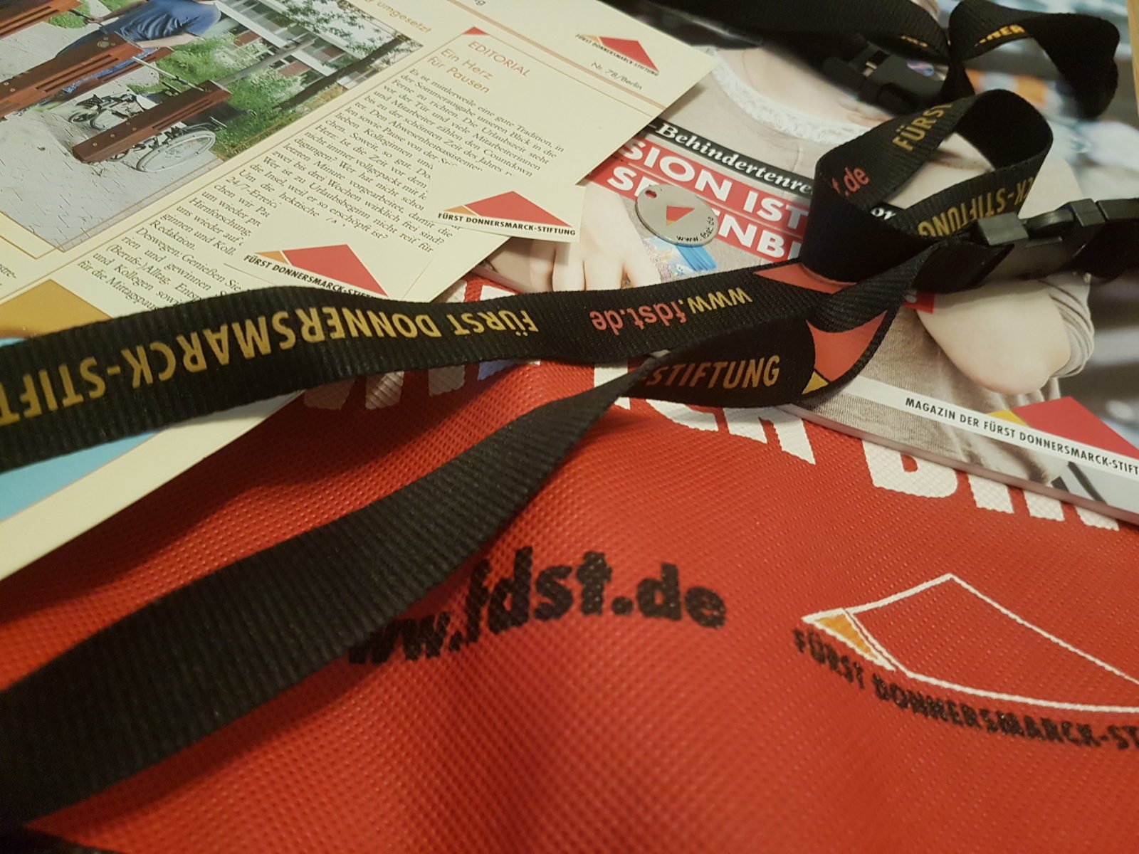 Das Bild zeigt mehrere Produkte der Stiftung mit dem Logo der FDST
