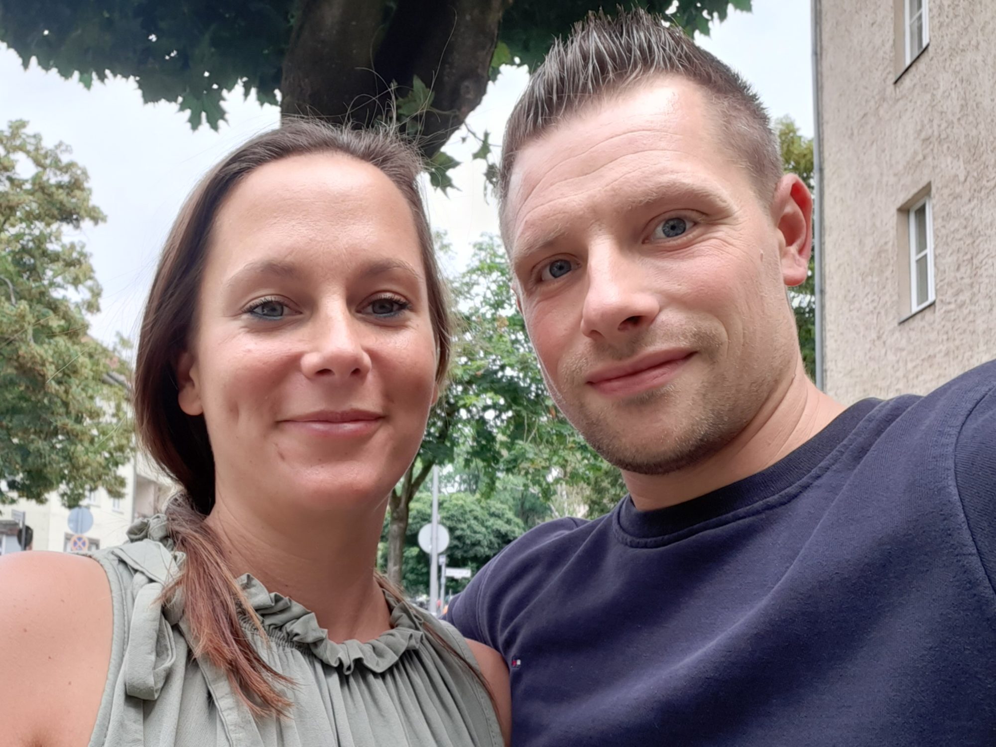Yvonne Grabow auf der linken Seite und Marco Noack lächeln für ein Selfie in die Kamera.
