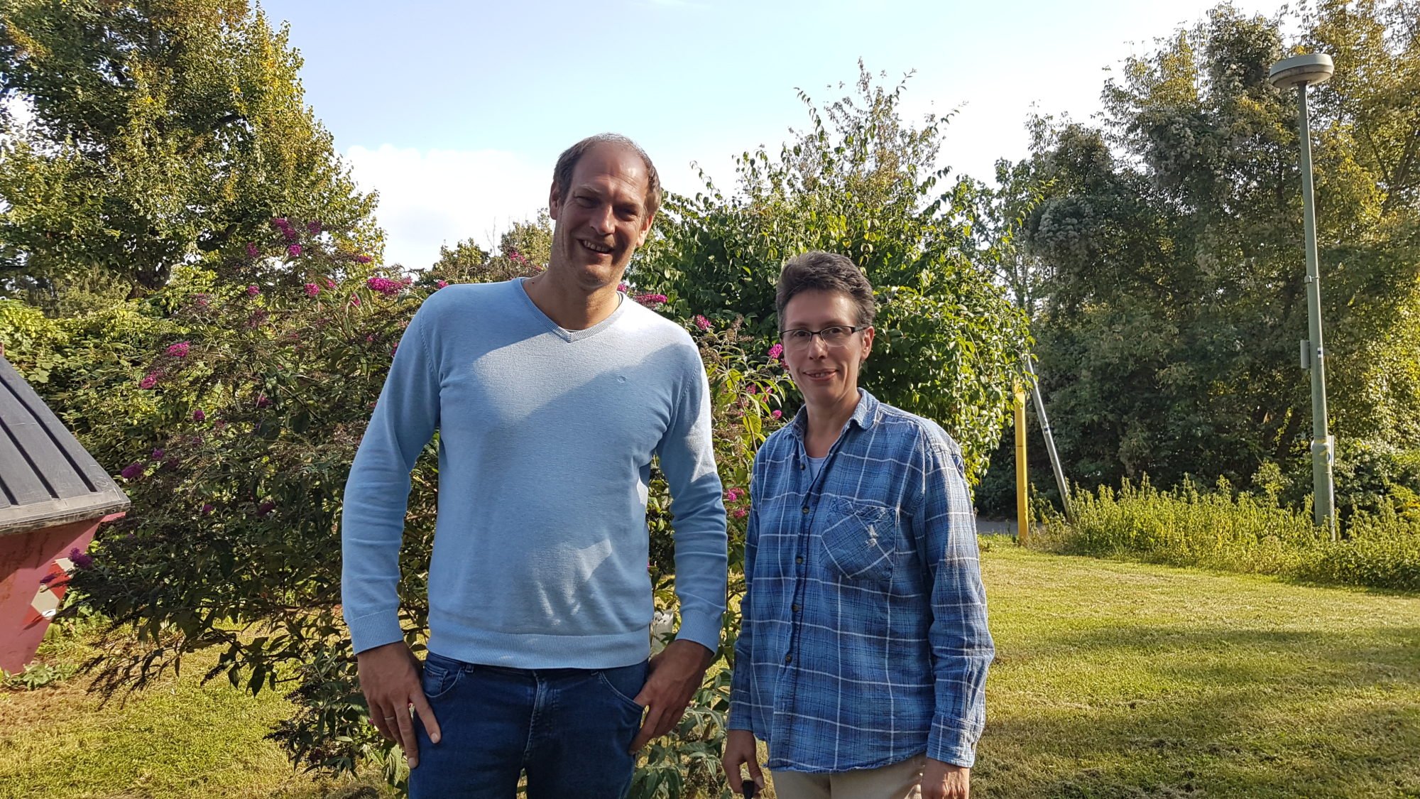 Herr Kempf und Frau Bierwagen stehen im Garten der FDS Hausverwaltung