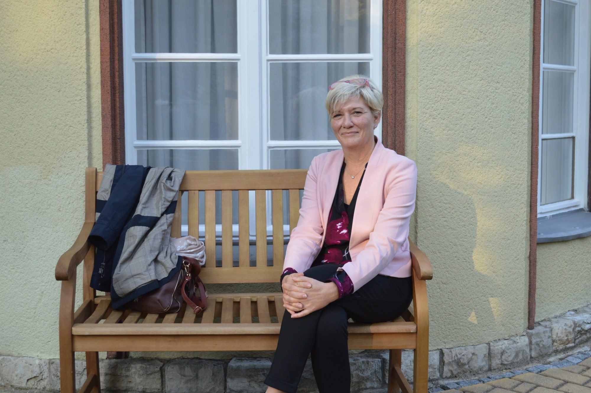 Katrin Fischer vom Solothurnischen Zentrum Oberwald sitzt auf einer Bank vor der Villa Donnersmarck
