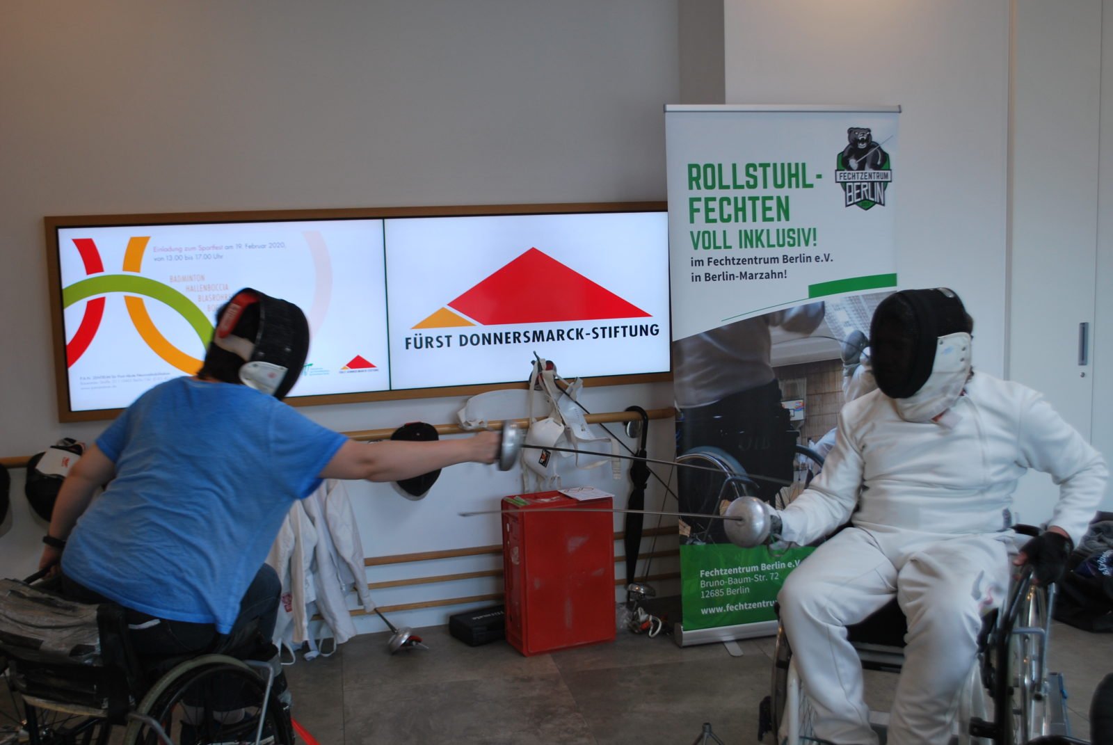Fechten Inklusiv beim Sportfest im P.A.N. Zentrum: zwei Rehabilitanden testen den Sport.