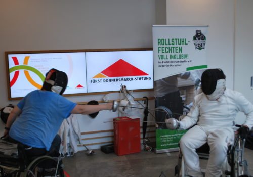 Fechten Inklusiv beim Sportfest im P.A.N. Zentrum: zwei Rehabilitanden testen den Sport.
