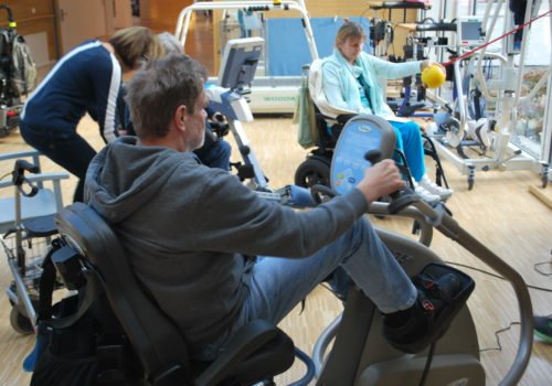 Rehabilitandinnen und Rehabilitanden des P.A.N. Zentrums testen moderne Sportgeräte.