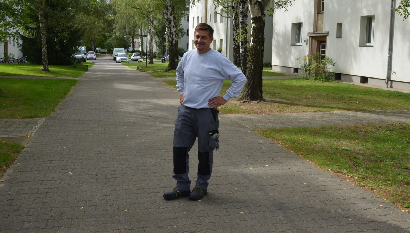 Hausmeister Rafal Dudek inmitten der von ihm betreuten Wohnanlage.
