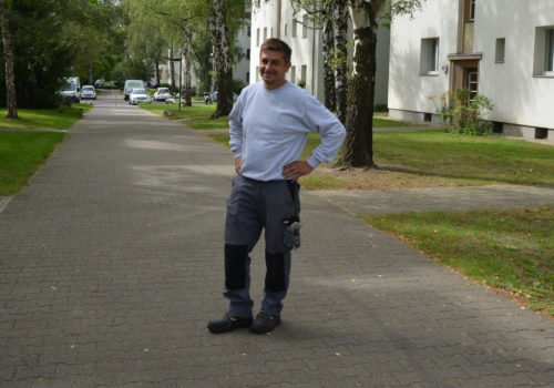 Hausmeister Rafal Dudek inmitten der von ihm betreuten Wohnanlage.