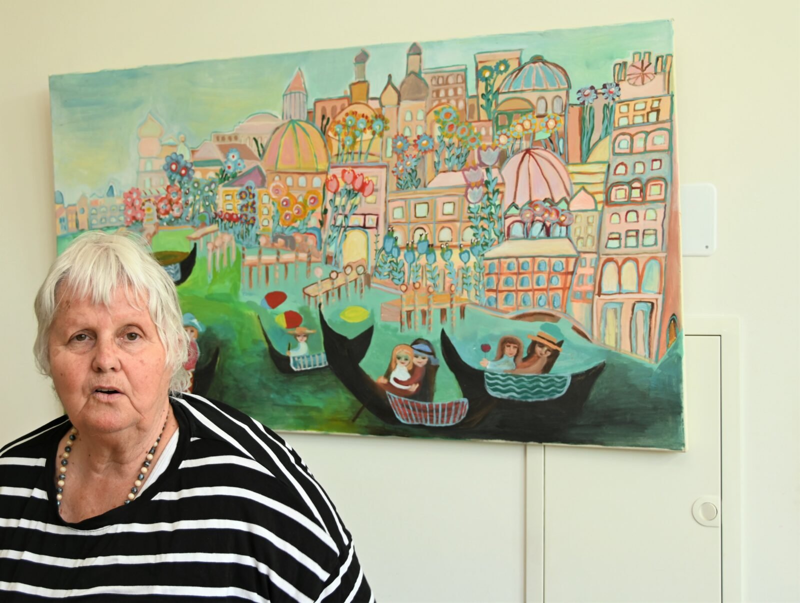 Petra Schönwitz stellte auf der Lichtenberger Kunstmeile aus. Im Hintergrund ein Bild von ihr