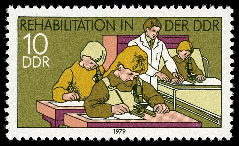 Briefmarke Rehabilitation in der DDR 1979, gemaltes Bild zu sehen sind Kinder mit Behinderung in der DDR mit Mikroskopen
