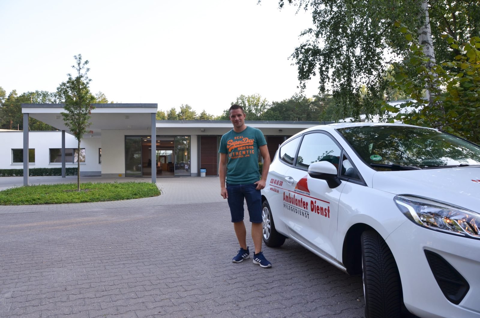 Pflegefachkraft Marco Noack mit einem AD-Auto vor dem P.A.N. Zentrum