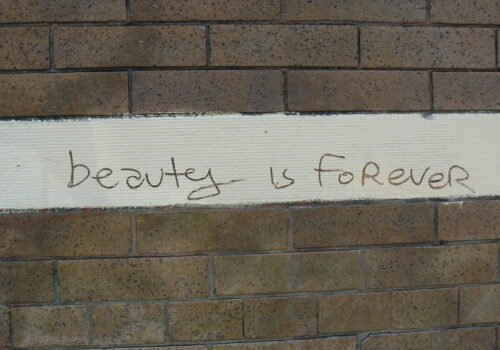 Mauer mit Aufschrift: beauty is forever (Schönheit ist für immer)