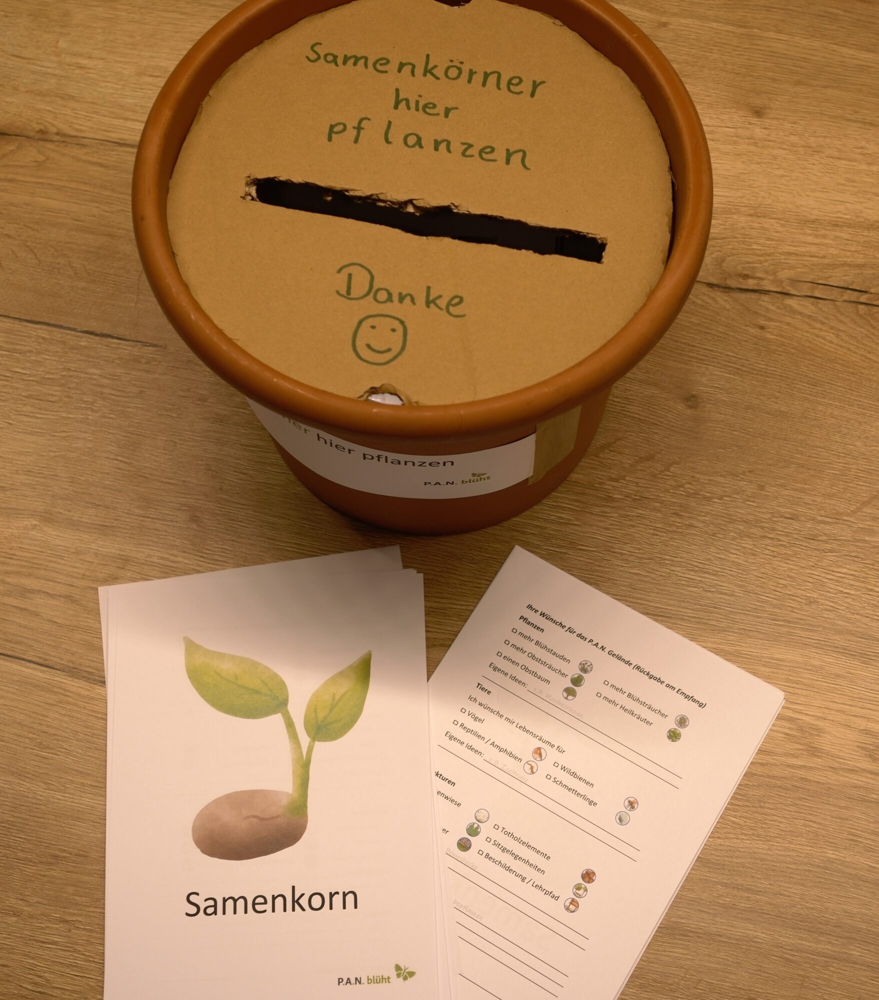 EIne Sammelbüchse und Informaitonsblätter