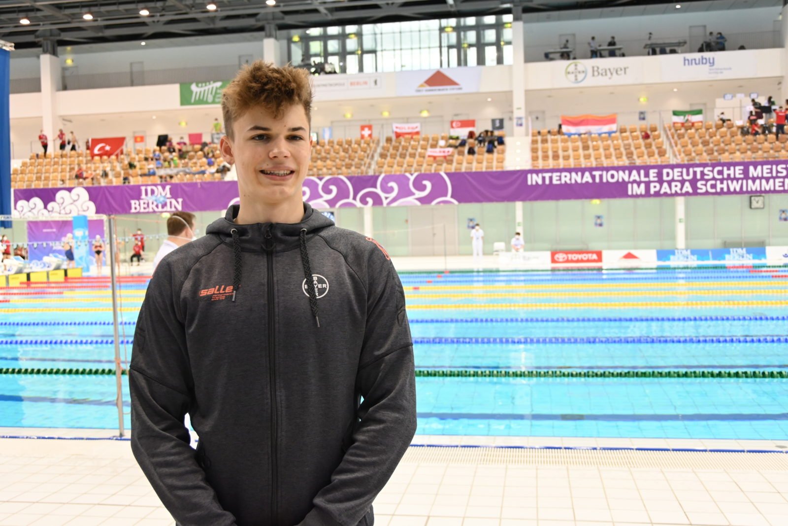 Taliso Engel vor dem Schwimmbecken auf der IDM 2022