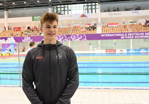 Taliso Engel vor dem Schwimmbecken auf der IDM 2022