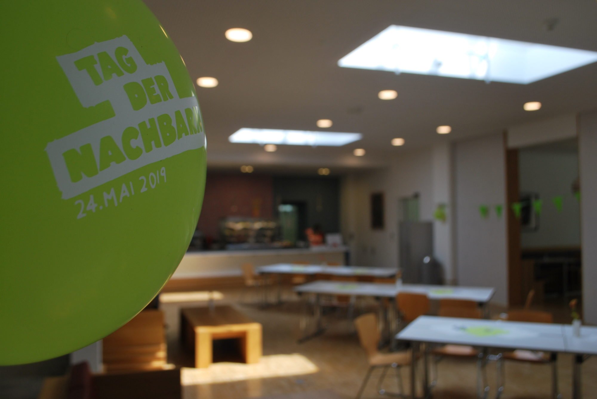 Das Foyer ist für den Tag der Nachbarn 2019 mit Ballons und Girlanden dekoriert.