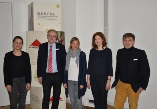 Zu sehen sind von links nach rechts: Dr. Maja Wiest, Forschungskoordinatorin Teilhabeforschung der Fürst Donnersmarck-Stiftung, Prof. Stephan Bamborschke, Leitender Arzt des P.A.N. Zentrums, Mareike Schrader, Forschungskoordinatorin im P.A.N. Zentrum, PD Dr. Sonja Suntrup-Krüger, Jörn Lumpe, Therapeutischer Leiter im P.A.N. Zentrum