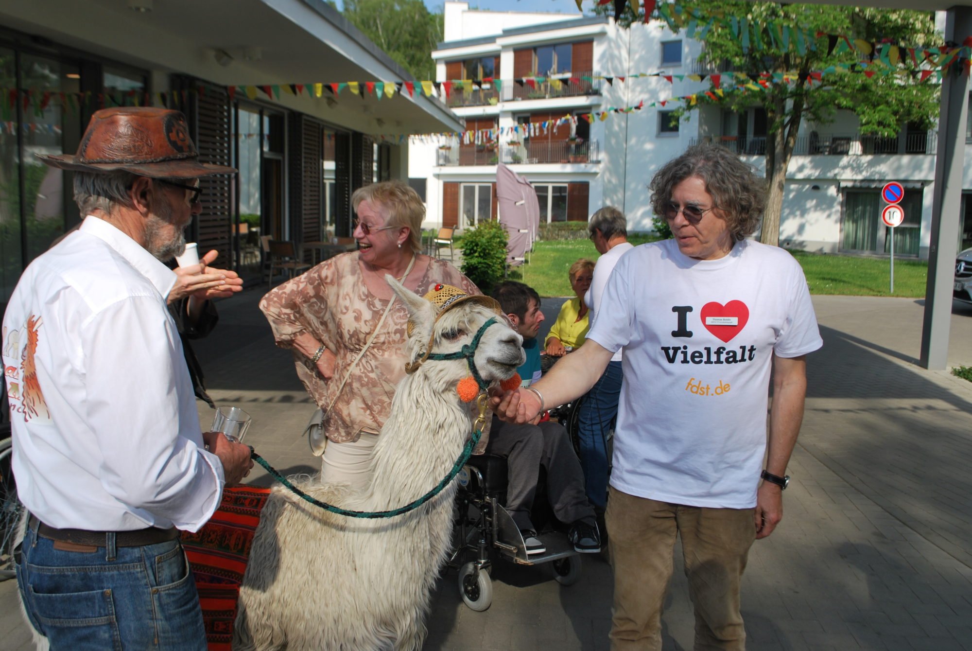 Alpaka und Feiernde vor dem P.A.N. Zentrum.
