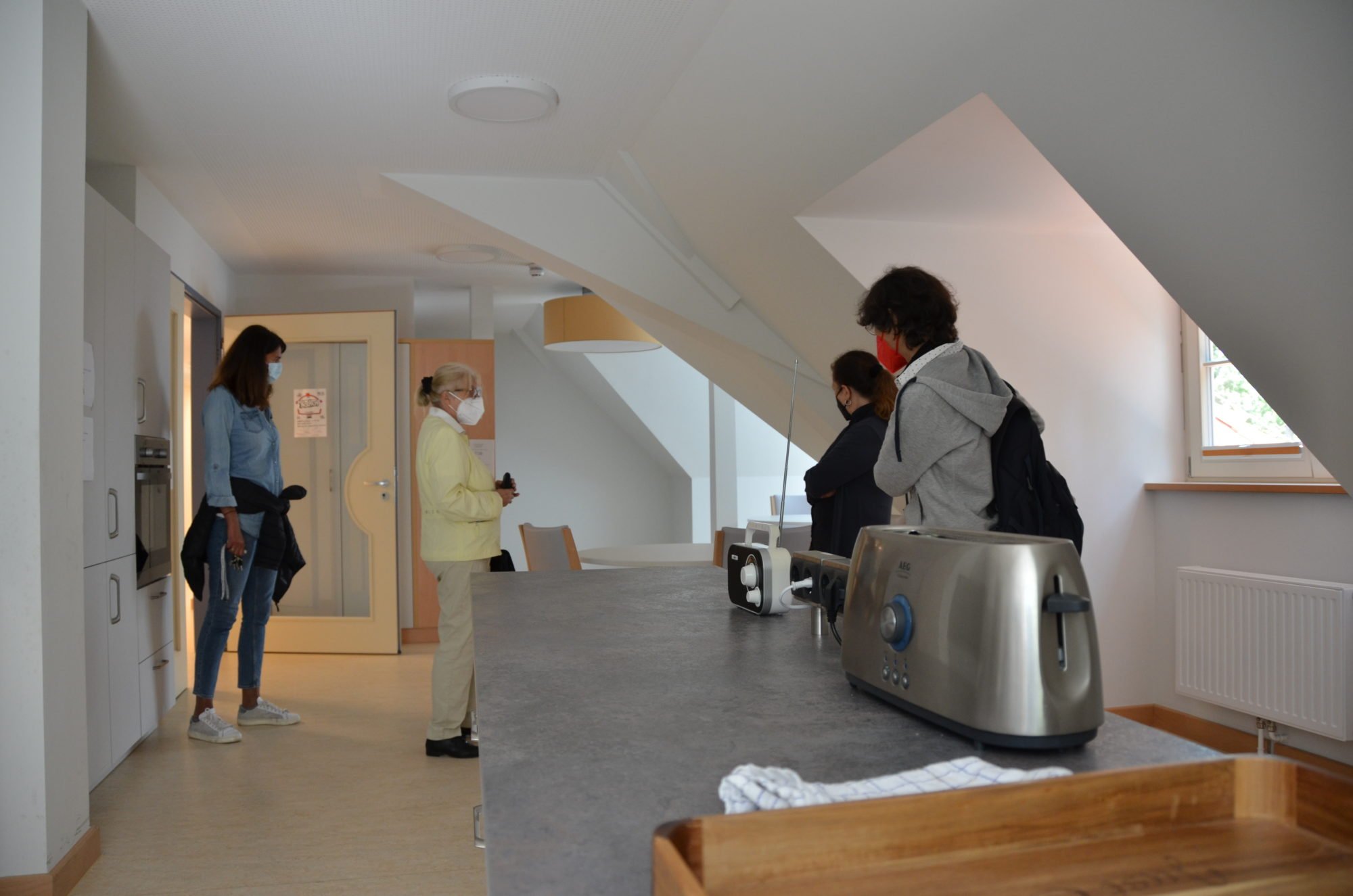 Blick in eine Küche im Frauenhaus - niedrige Arbeitsflächen und hüfthohe Backöfen sind offensichtliche Merkmale der möglichst barriefreien Ausstattung.