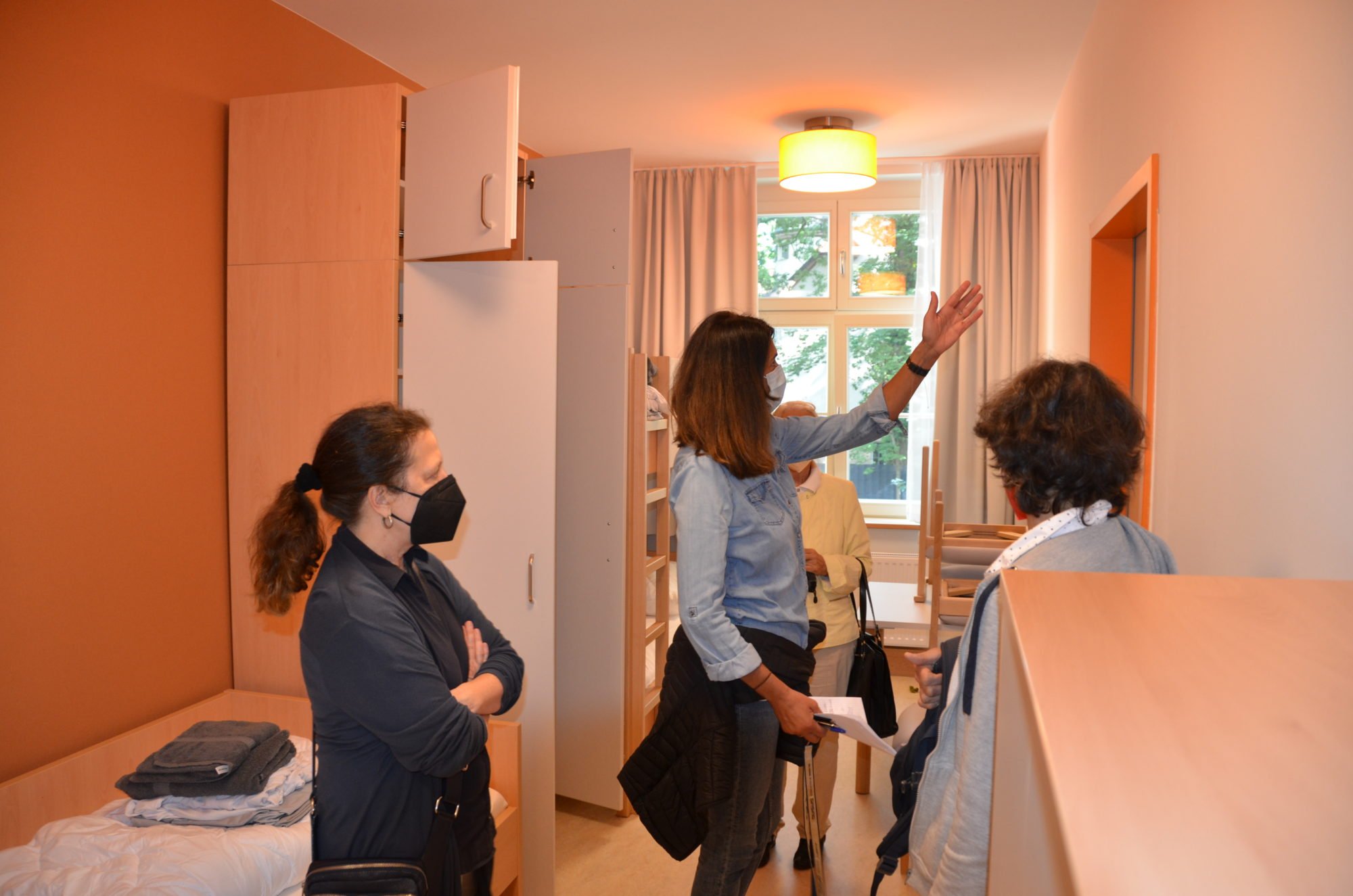 Bei der Führung durch das Frauenhaus: Blick in ein barrierefreies Zimmer mit Durchgangstür ins Nachbarzimmer.