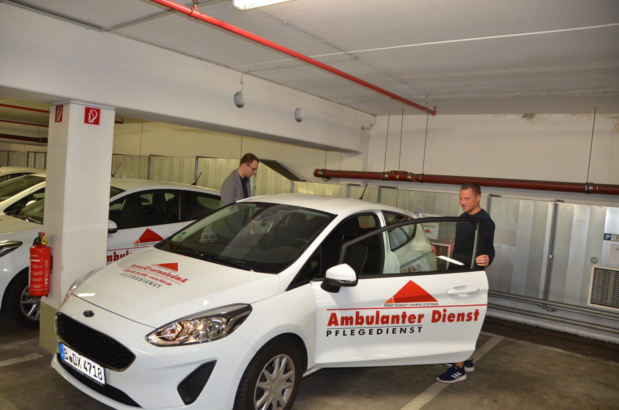 Marco Noack steigt in einer Tiefgarage in ein Auto des Ambulanten Dienstes.