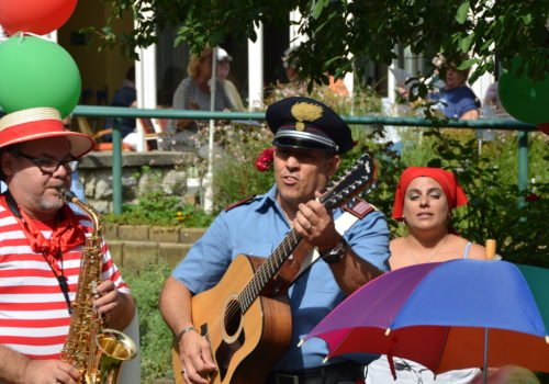 Italienische Musikgruppe beim Sommerfest der Villa Donnersmarck.